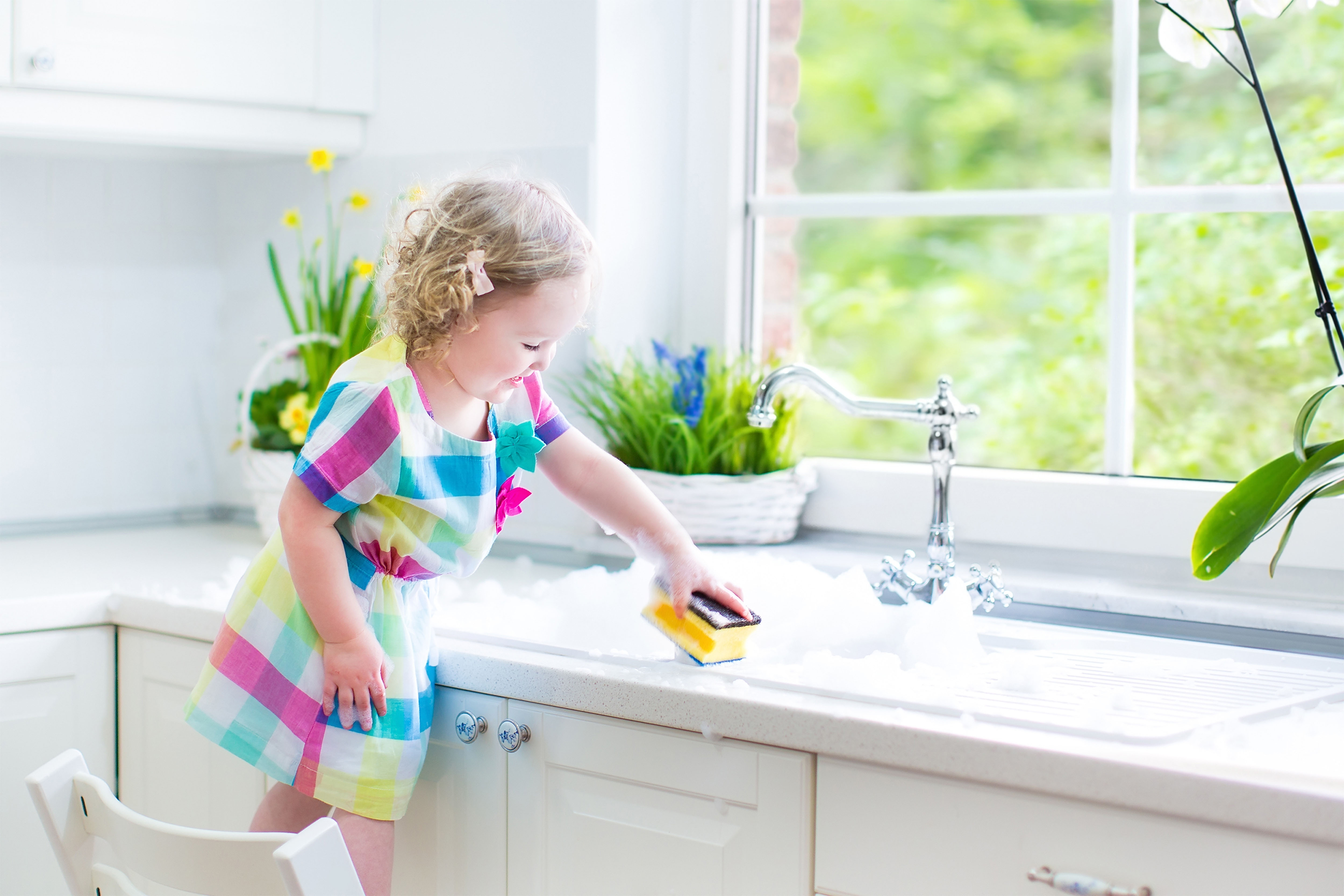 Cleaning the kitchen sink naturally